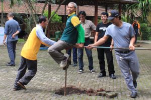 Tingkatkan Kualitas Proses Resapan Air, Unpad Bangun 24 Sumur Biopori