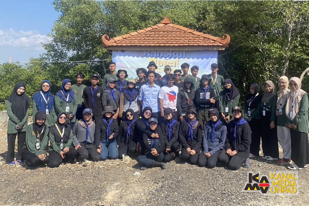 Environmental Care Action by Students: HIMAIKA Unpad Does 300 of Mangrove Plantation in Mundupesisir Village