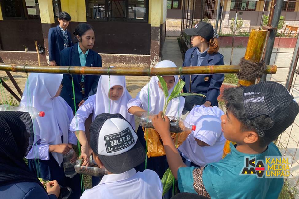 Tingkatkan Daya Saing dan Produktivitas Masyarakat, Tim KKNM Unpad Lakukan Penyuluhan terkait Lingkungan