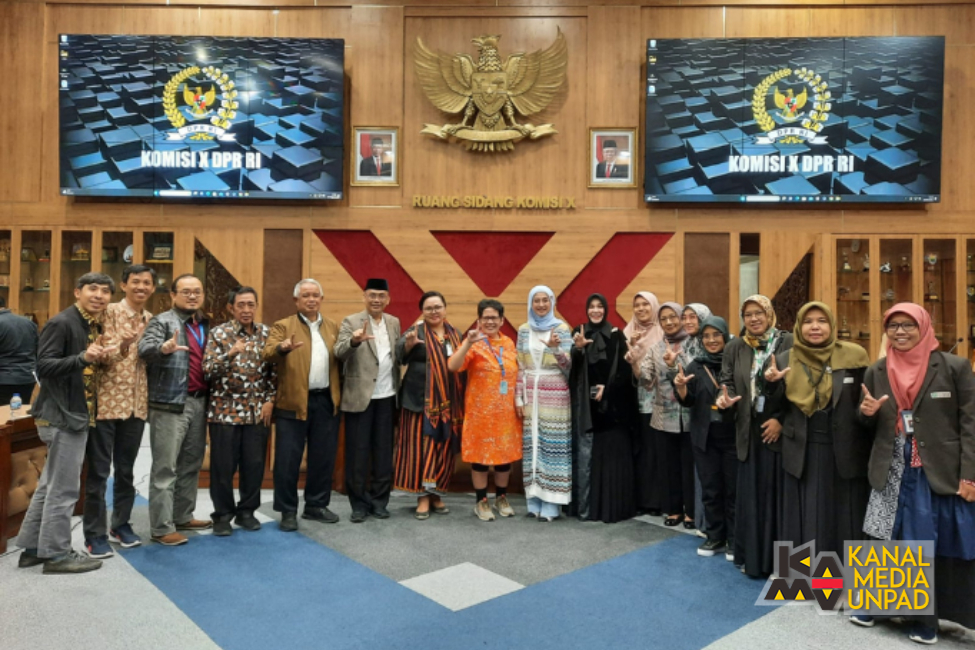 Unpad Lecturer Gives Expertise in Meeting with Commission X DPR RI