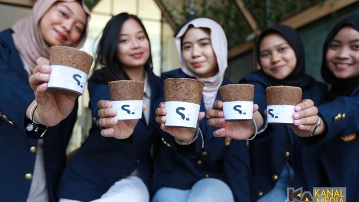 Kurangi Jumlah Limbah Gelas Plastik, Mahasiswa Unpad Kembangkan Gelas dari Kulit Biji Kopi