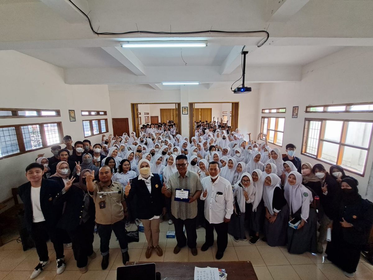 Unpad KKN Group Promotes the Urgency of Digital Literacy and Conducts Health Check-Ups