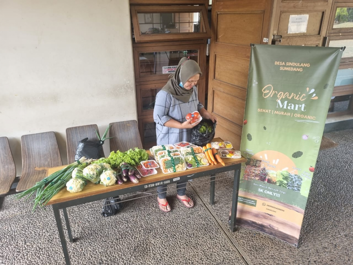 FIB Unpad Lecturers Helps Local Farmers Sell Vegetables